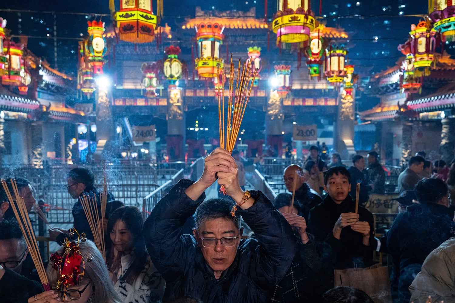 Anbeter bieten am 29. Januar 2025 im Wong Tai Sin Tempel in Hongkong brennende Weihrauch an.