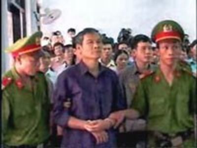 Linh mục Nguyễn Văn Lý bị đưa ra trước tòa năm 2007. RFA screen capture