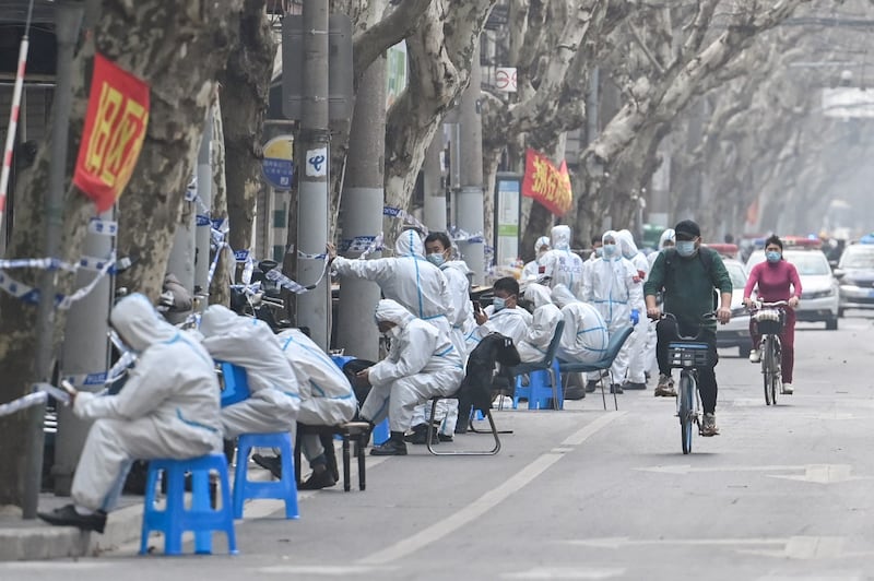 上海的防疫人员全副武装。（AFP）