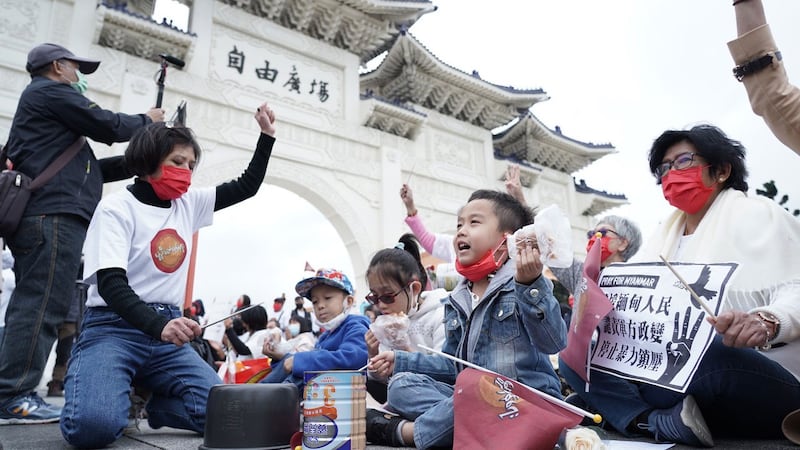 三月二十一日在台缅人和台湾人，在台北自由广场声援抗议缅甸军政府行动。（记者李宗翰摄）