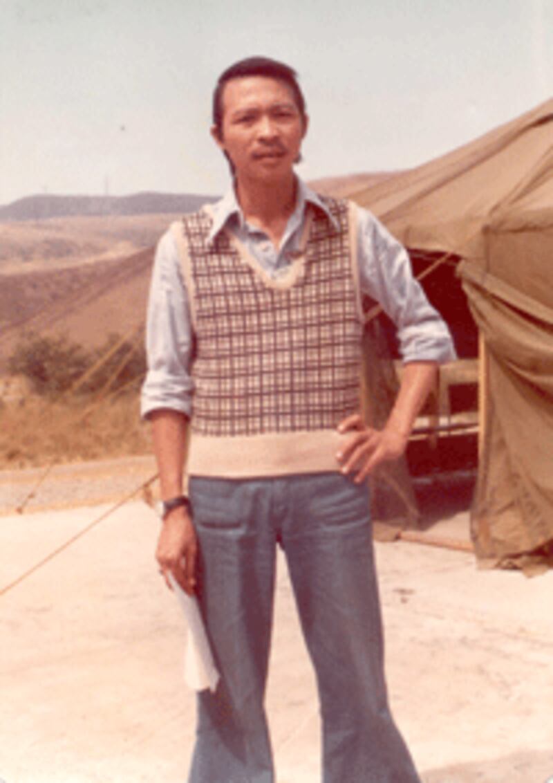 Nhạc sĩ Nam Lộc tại trại Pendleton, California năm 1975. Hình do nhạc sĩ Nam Lộc cung cấp.