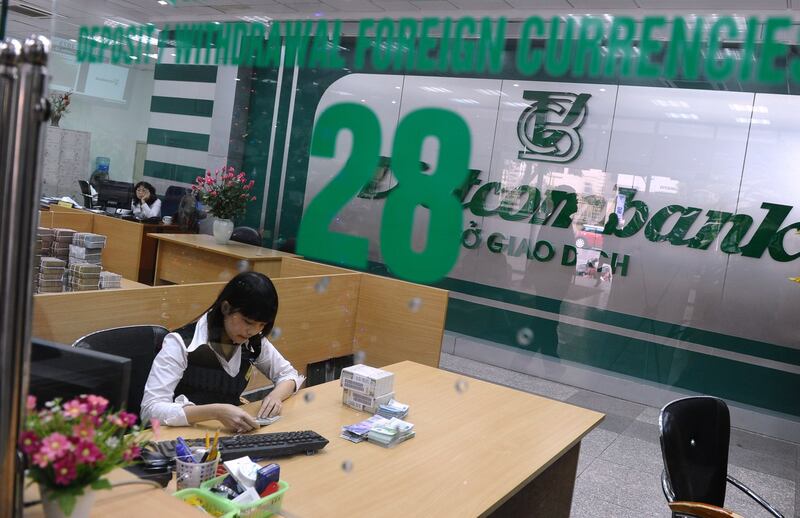 Nhân viên Vietcombank tại Hà Nội ngày 19 tháng 12 năm 2011.