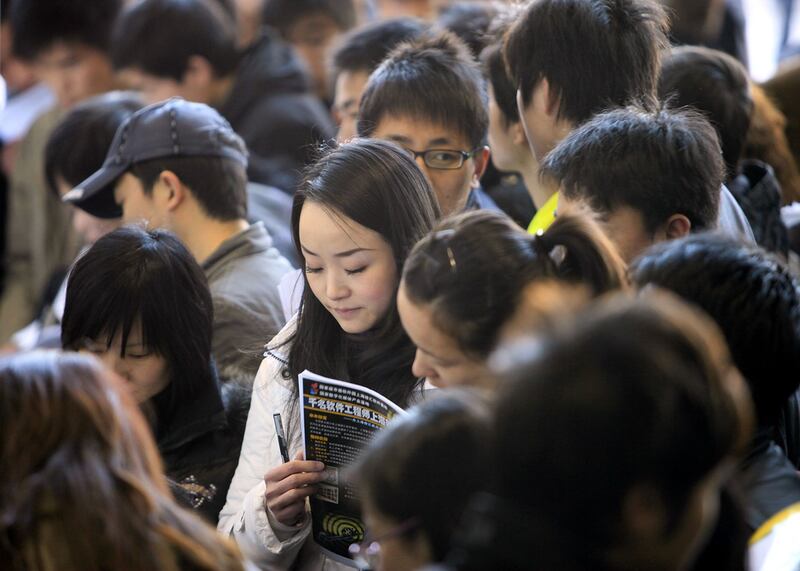 参加职业招聘会的中国大学生（美联社资料图）