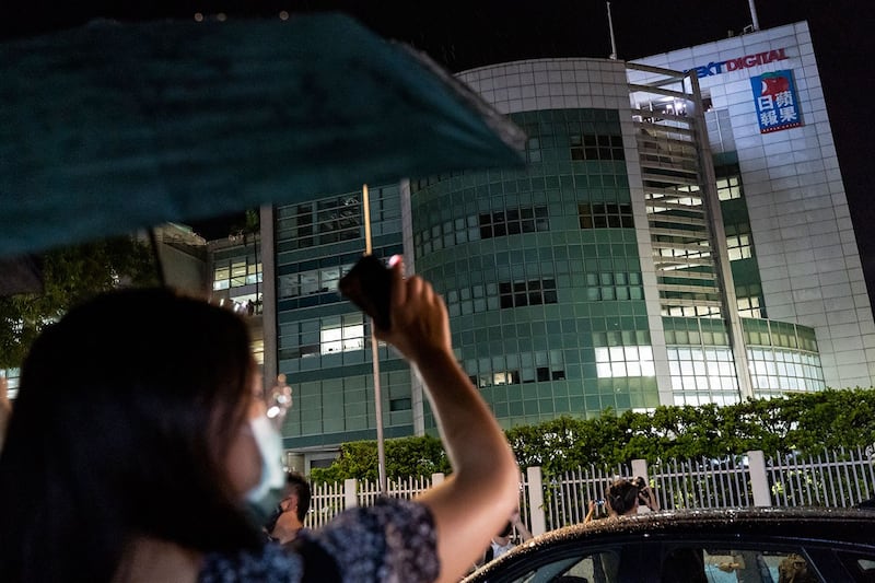 2021年6月23日，香港《苹果日报》营运最后一夜，有不少民众自发到场外声援。（摄影／陈朗熹）