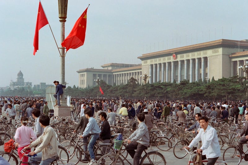 1989年5月15日，数万学生聚集北京天安门广场，要求更多民主和自由。（法新社）