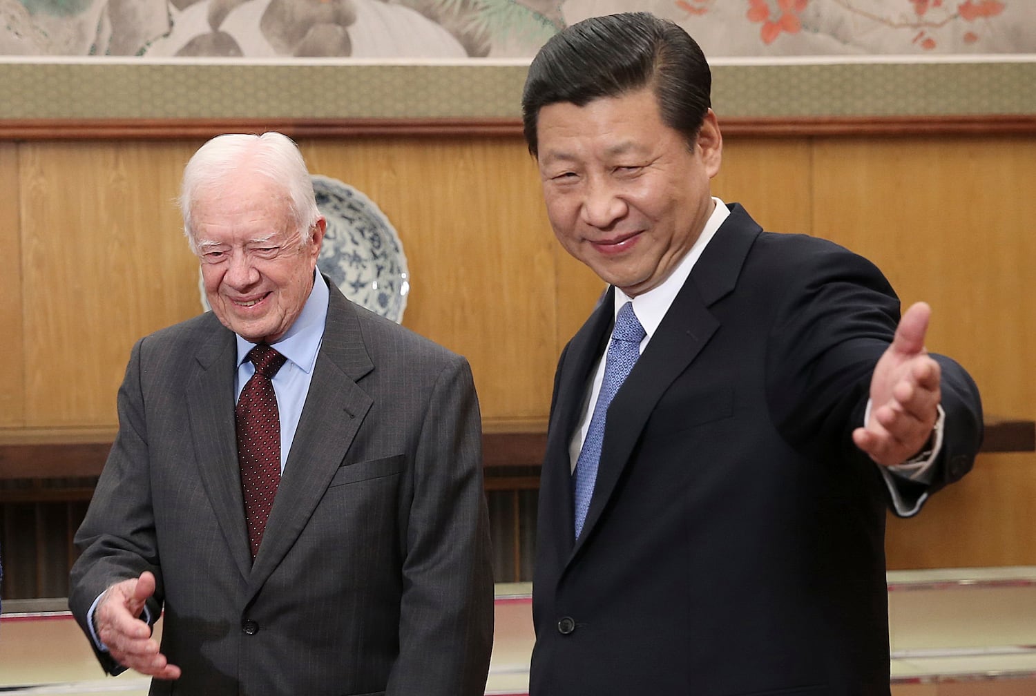 Der chinesische Staatschef Xi Jinping (rechts) zeigt während eines Treffens in Peking am 13. Dezember 2012 dem ehemaligen US-Präsidenten Jimmy Carter eine Geste.