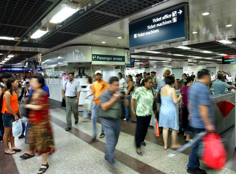 Hình minh họa. Người dân đi tàu điện ở Singapore