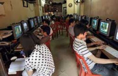 Một tiệm internet ở Hà Nội, đa số khách vào là để chơi game online. AFP PHOTO/HOANG DINH Nam.