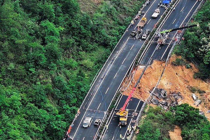 2024年5月2日，救援人员和挖掘机在广东梅州梅大埔高速公路塌方路段现场工作。（美联社）