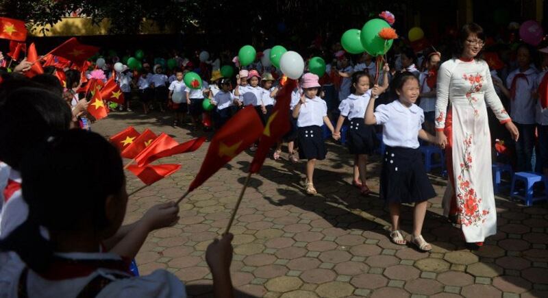 Giáo viên dẫn học sinh lớp 1 vào lớp sau buổi lễ khai giảng năm học mới ở một trường tiểu học tại Hà Nội. Ảnh minh họa chụp trước đây.