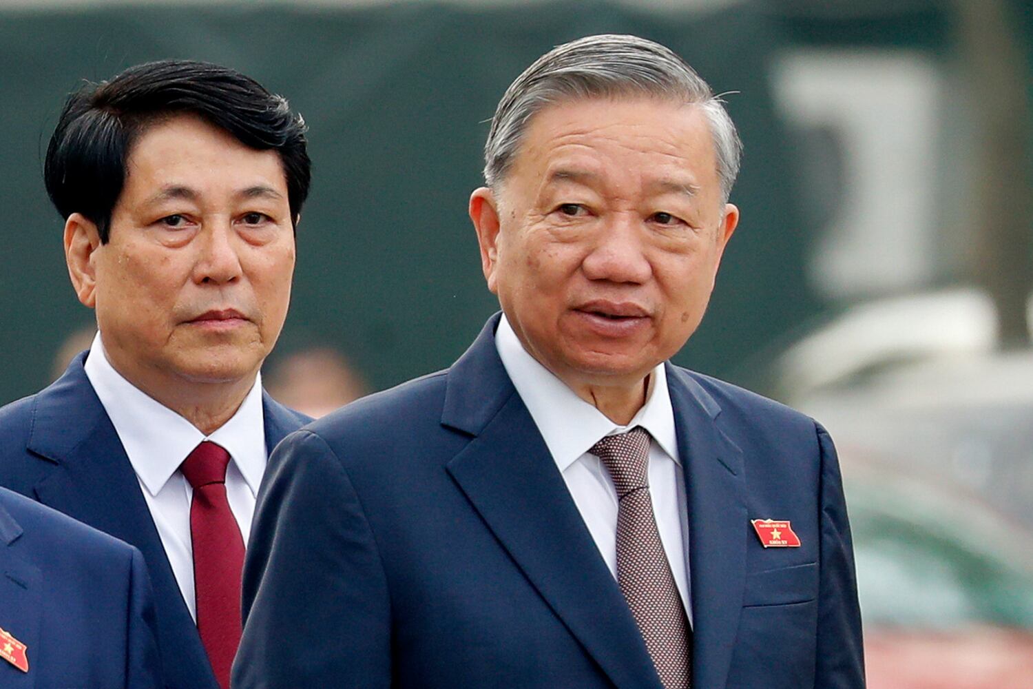 El presidente de Vietnam, Luong Cuong (izquierda), y el secretario general del Partido Comunista, To Lam, frente a la Asamblea Nacional en Hanoi el 21 de octubre de 2024.