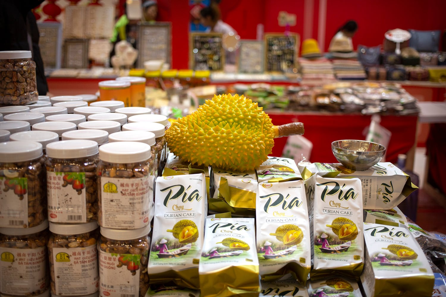 Una reproducción de una fruta de durian se encuentra en paquetes de pasteles de durian de Vietnam en un centro comercial en Beijing, el 10 de enero de 2020.