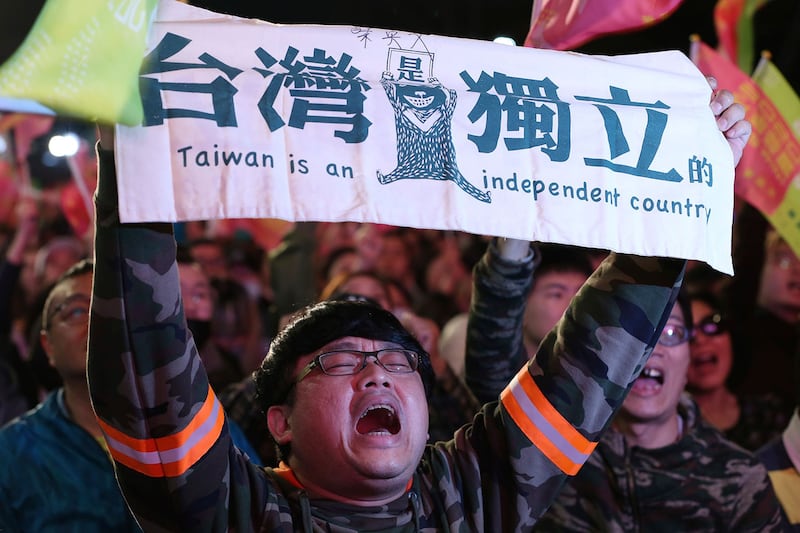 据台媒民报分析，根据政大选举研究中心(选研中心)的民调，2008年，认同自己是台湾人的比例已达48.4%，这项民调的意义，是民进党从2000年到2008年的执政，确实强化台湾人民对民族“想像的共同体”的概念与追求。（美联社资料图片）