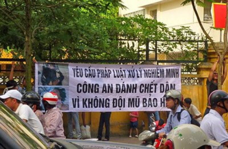 Trung tá công an Hà Nội Nguyễn Văn Ninh đã đánh gãy cổ gây tử vong cho ông Trịnh Xuân Tùng vào đầu năm 2011, chỉ vì ông Tùng đi xe gắn máy không đội mũ bảo hiểm. (Source danlambao)