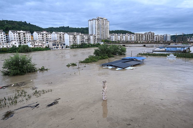 2024年6月29日，贵州省黔东南州遭暴雨袭击后，建筑物被洪水淹没。（法新社）