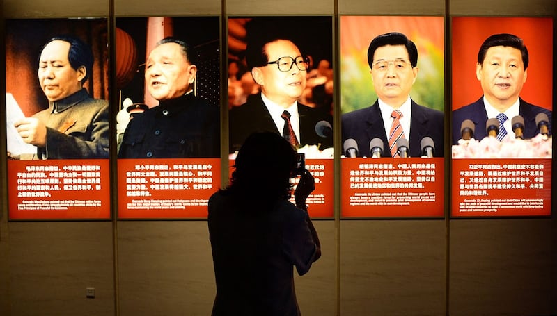 资料图片：中国五代领导人毛泽东、邓小平、江泽民、胡锦涛、习近平的画像前走过。（法新社）