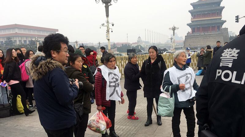  图为，2018年3月3日，中国举行政协会议（CPPCC）开幕式前，访民在天安门广场附近。（路透社）