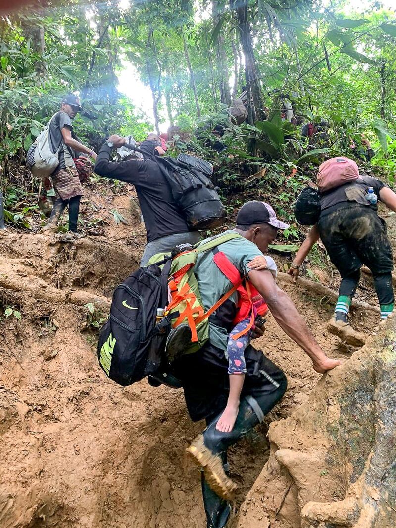 达连丛林多是泥泞路，需跋山涉水才得以穿越。丛林内也有许多黑帮势力盘据，危机四伏。（图片提供／受访者）