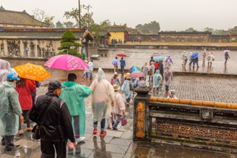 Du khách trong nước tham quan Thành Nội Huế hôm 27/3/2016.