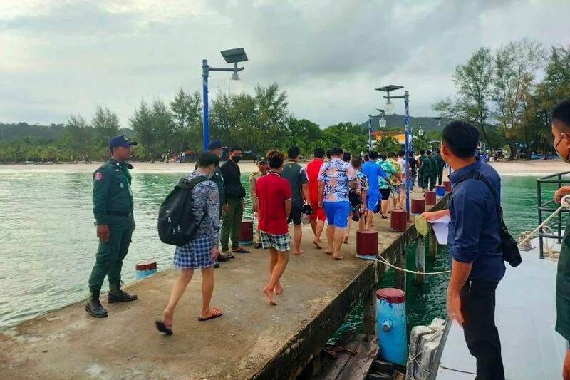 2022 年 9 月 22 日，柬埔寨当地海警营救漂泊在海上的18名中国人。(Preah Sihanouk province Authority Police via AP)