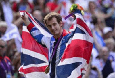 Tay vợt Andy Murray của Anh với huy chương vàng quần vợt đơn nam Olympic London hôm 05/8/2012. AFP photo.