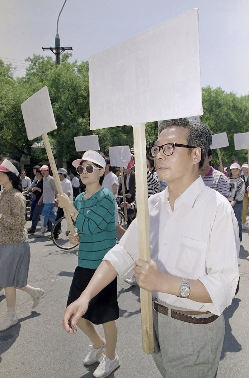 1989年5月25日，北京广播员上街游行举着空白标牌，抗议政府审查制度。（美联社）