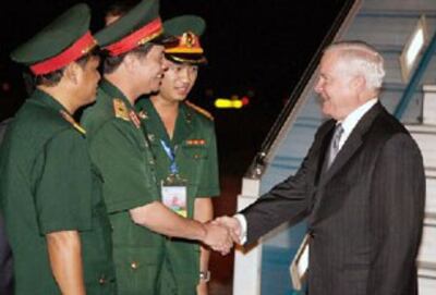 Thiếu tướng Nguyễn Hữu Mạnh đón ông Robert Gates tại sân bay Nội Bài