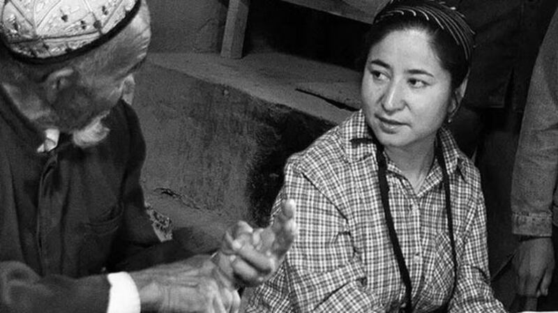 Uyghur professor Rahile Dawut talks with a man in northwestern China's Xinjiang Uyghur Autonomous Region in an undated photo. Photo courtesy of Akide Polat/Freemymom.org