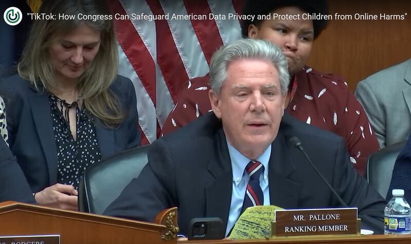 美国联邦众议员帕隆（Frank Pallone）在谈到TikTok正在进行的“德克萨斯项目（Project Texas）”时表示，“我仍然相信北京的共产党政府仍可以控制，并有能力影响你的所作所为。”（视频截图/美国国会）