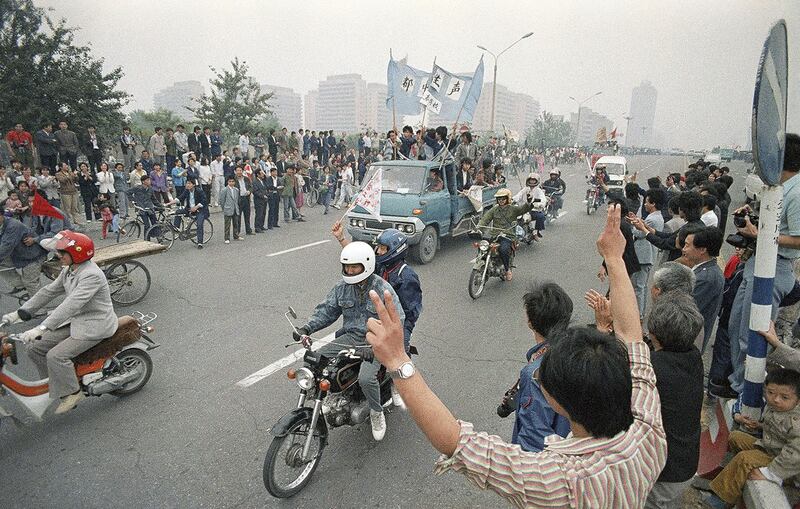 1989年5月18日，北京群众继续上街支持绝食学生。（法新社）