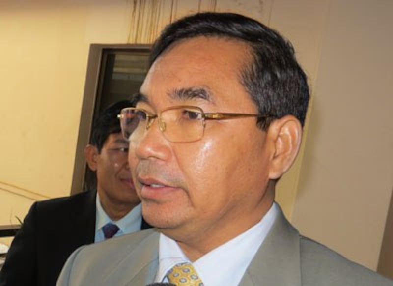 Kuoy Bunroeun speaks to reporters in Phnom Penh, Jan. 12, 2015. Credit: RFA