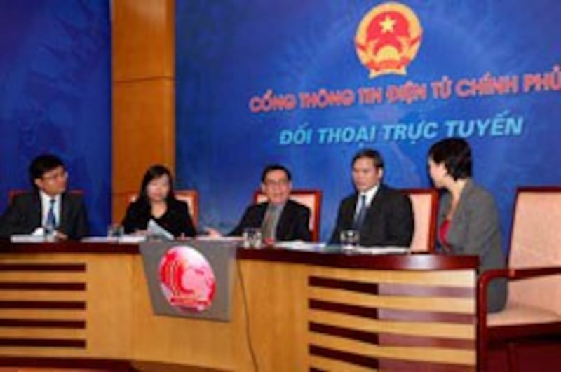 Một buổi họp trực tuyến lấy ý kiến sửa đổi hiến pháp. Photo courtesy of gdtd.vn