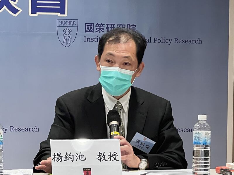 高雄大学政治法律学系教授杨钧池指出，日本修宪势力对于修宪目标不同，仍有待讨论。(记者 黄春梅摄)