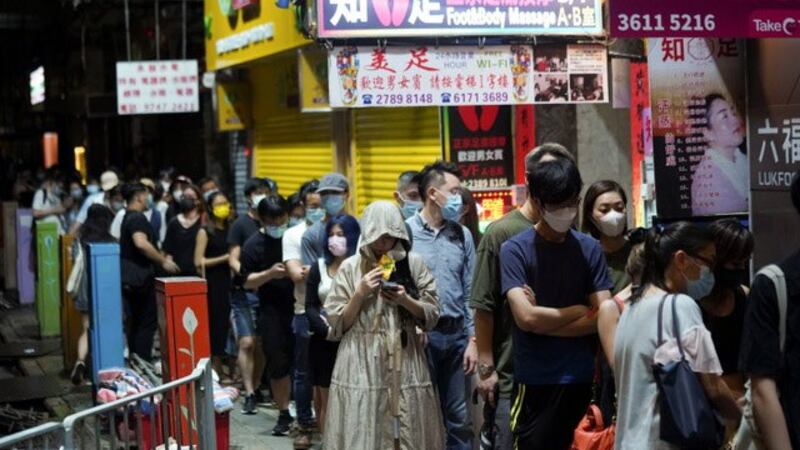 香港《苹果日报》停刊，香港人清晨排队买报纸。(路透)