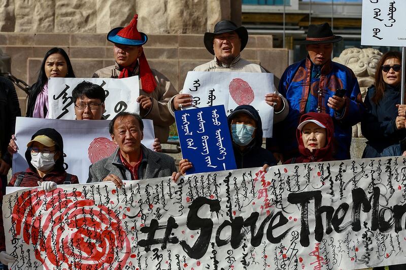 2020年9月15日，王毅出访期间，大批蒙古人聚集在蒙古国政府宫（Government Palace）前的苏赫巴托尔广场（Sukhbaatar Square）抗议中共在内蒙古推行双语教育新政策。（AFP）