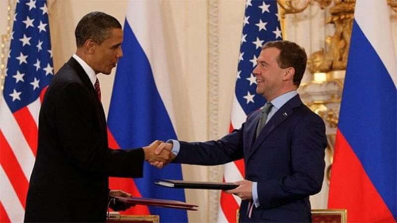 2010年4月8日奥巴马（Barack Obama，图左）与梅德韦杰夫（Dmitry Medvedev）在捷克首都布拉格签署”新削减战略武器条约”。（维基百科）