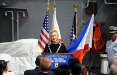 Bà Ngoại Trưởng Mỹ Hillary Clinton thăm hàng không mẫu hạm Fitzgerald hiện đang ghé thăm Philippines. AFP