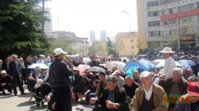 图片：今年五月烟台市人大前的军转请愿（民生观察/丁小）