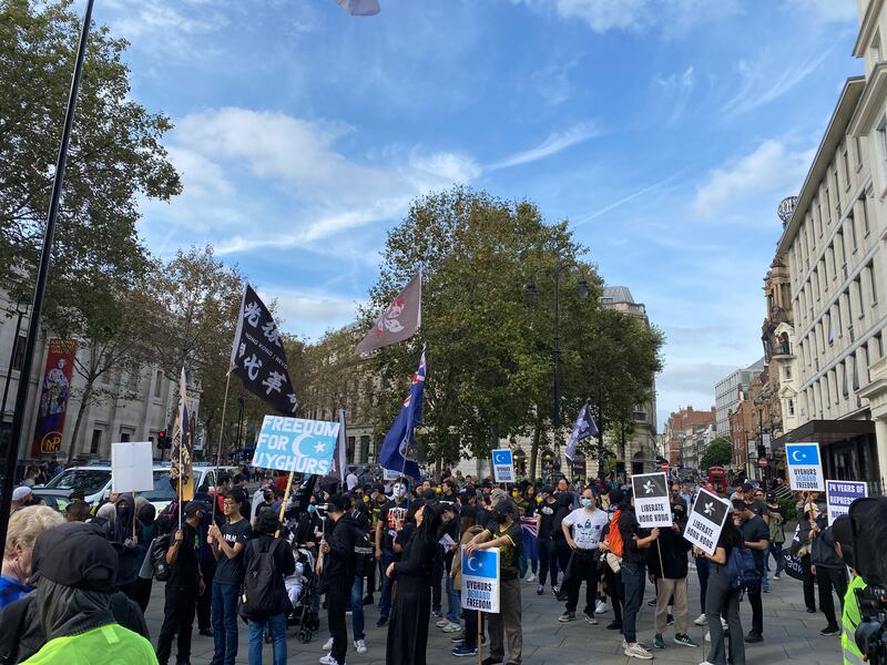 遊行人士由倫敦市中心特拉法加廣場（Trafalgar Square）出發。（董舒悅攝）