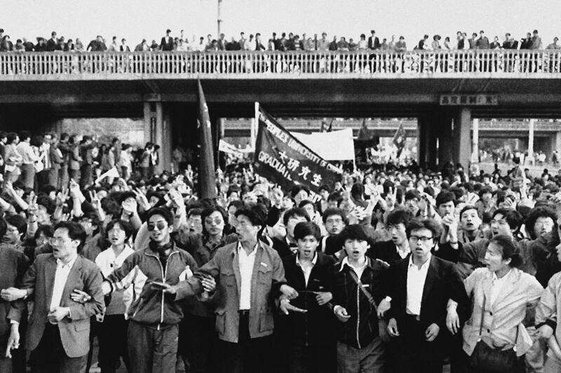 1989年4月27日，各高校的学生都是自发地走出校门游行，桥上站满了当地支持者。（美联社）