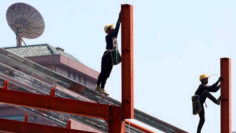 在北京建筑工地上工作的农民工大多不具有高中学历（美联社）