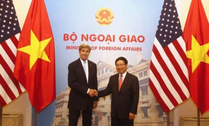 Ngoại trưởng Mỹ John Kerry (trái) bắt tay với Bộ trưởng Ngoại giao Phạm Bình Minh (phải) tại Hà Nội ngày 24 tháng 5 năm 2016.