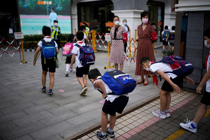 2022年9月1日，学生在进入上海一所学校时鞠躬。(路透社)