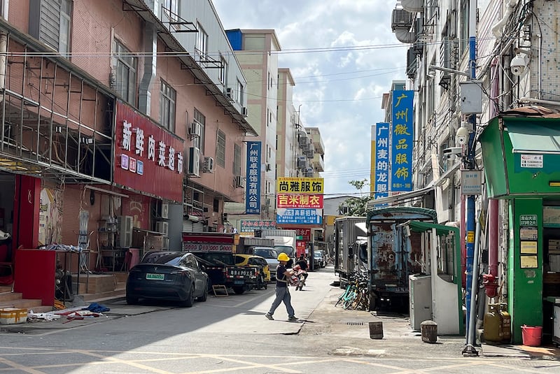 A street scene in Tangbu East village garment district, Guangzhou. Undated.