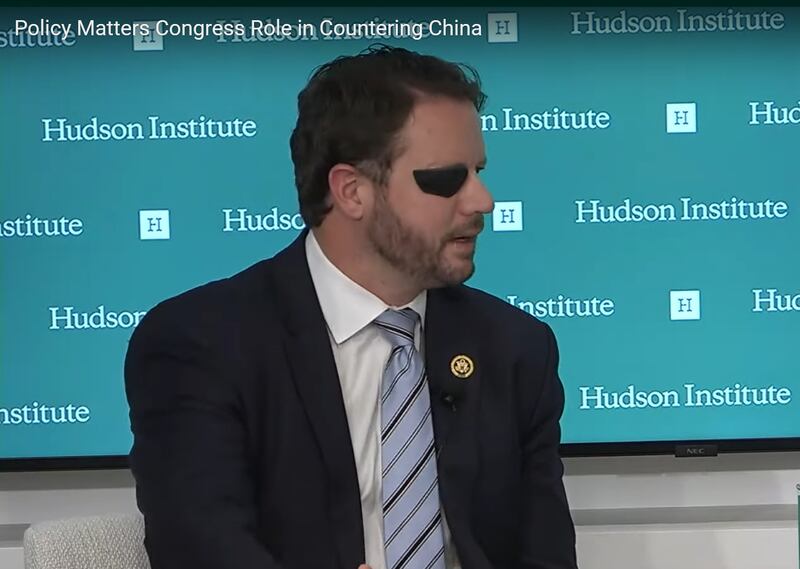 美国联邦众议员丹·克伦肖（Dan Crenshaw）在华盛顿智库哈德逊研究所（Hudson Institute）2024年5月7日举办的研讨会上表示，无论是对乌克兰、以色列还是台湾，美国的援助是出于停止种族灭绝和保护人权的道德义务。（视频截图/哈德逊研究所）