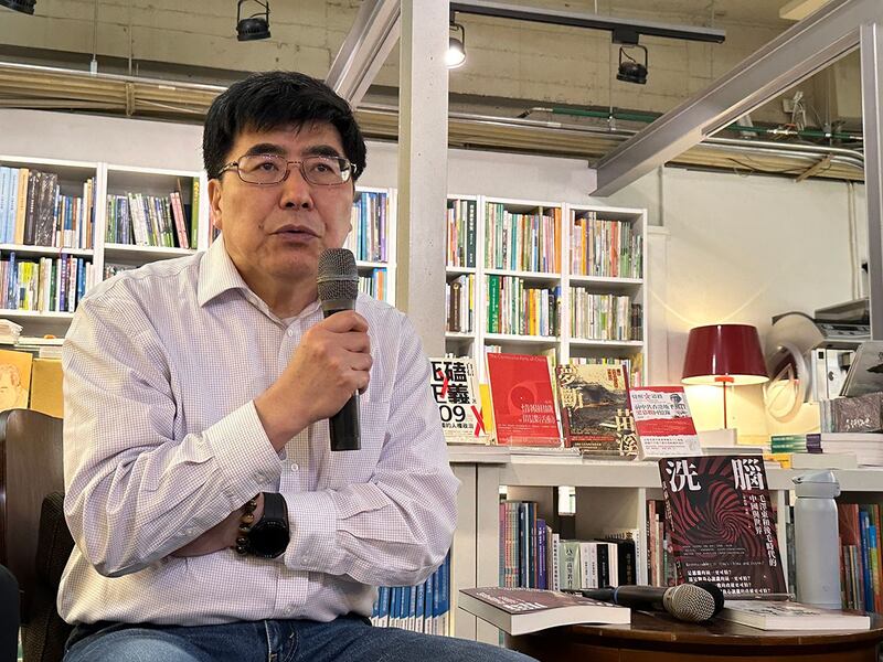 《洗脑》共同主编、纽约城市大学政治学教授夏明。（记者夏小华摄）