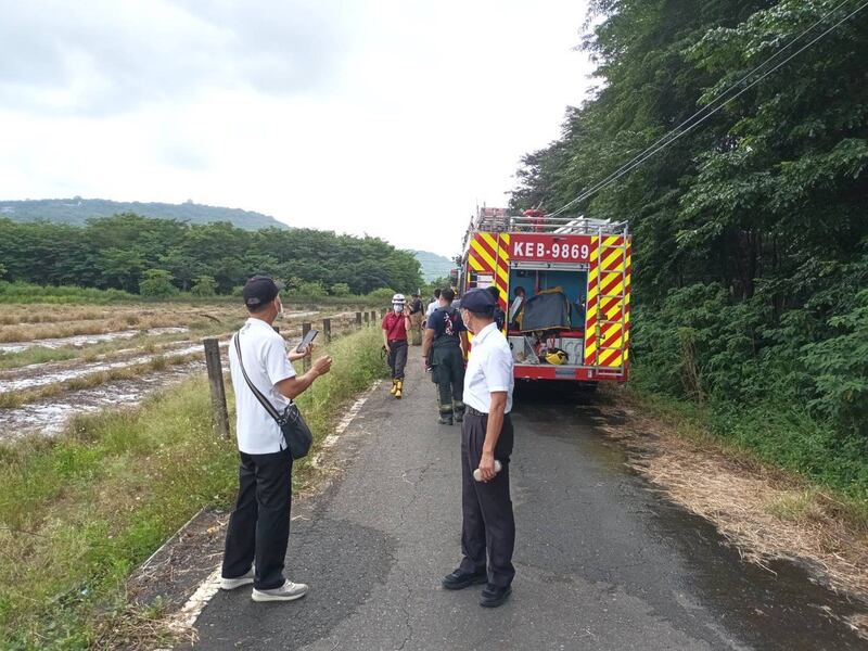 台湾空军官校学官徐大钧少尉31日驾驶机号0852的AT-3教练机，进行单飞训练坠机现场。（读者提供）