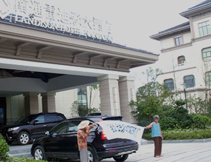 land_nantong_protest0808_350.jpg