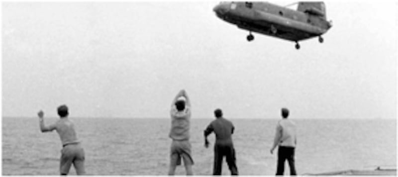 Thủy thủ tàu USS-Kirk đang ra hiệu cho chiếc CH-47 của VNCH đáp vào boong tàu - Photo courtesy of Hugh Doyle, Apr 29, 1975