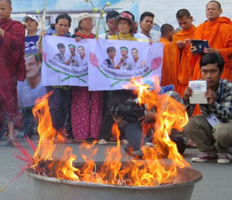 Protesters burn incense outside the courthouse in Phnom Penh, April 25, 2014. Credit: RFA